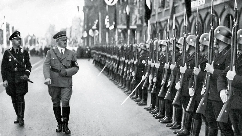 Hitler und Himmler mit SS-Garde